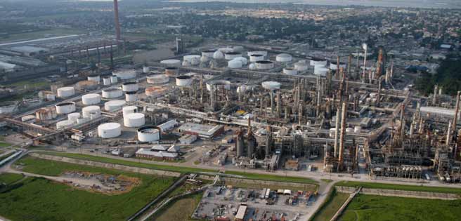 Trabajadores de diez  refinerías en EEUU acatan huelga por segundo día consecutivo