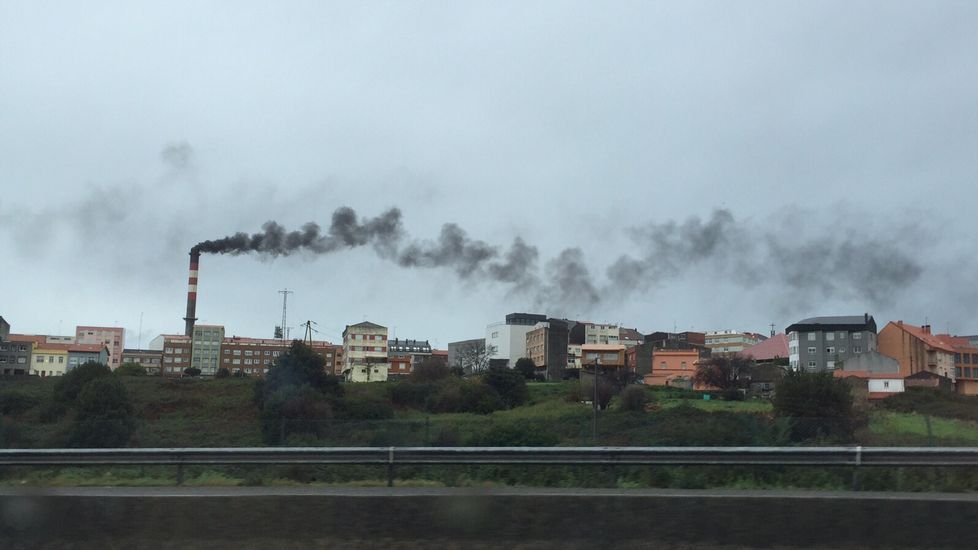 Humo negro en la refinería de La Coruña por una parada técnica no prevista