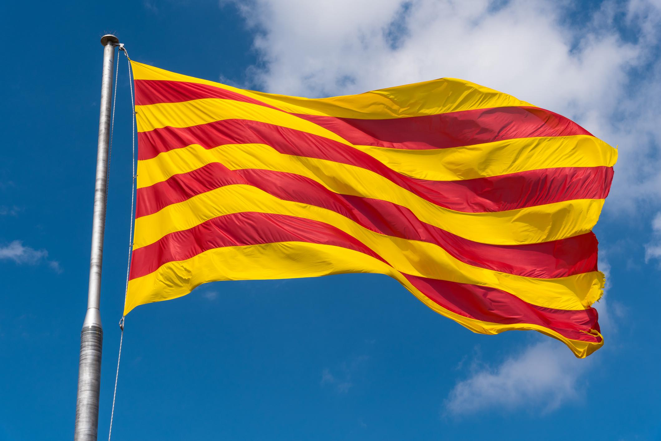 Cataluña busca mantener su economía abierta en medio de desafíos económicos.